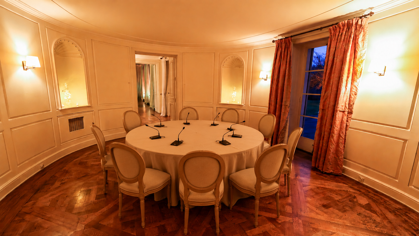 Château d'Argenteuil Rotonde round table microphones warm light